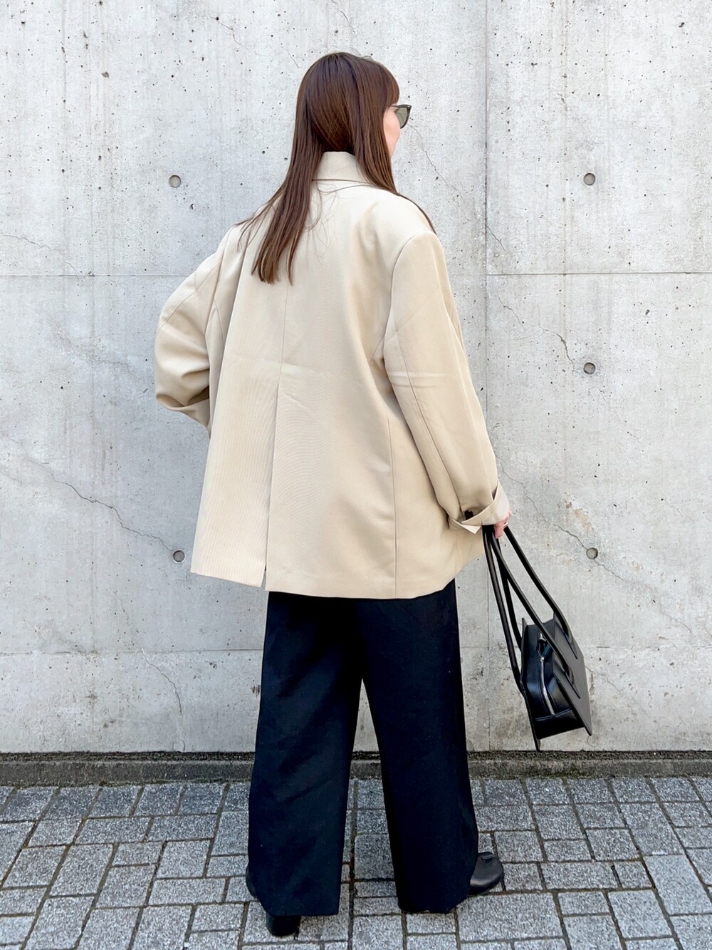 ベージュ系のテーラードジャケット、グレー系のその他パンツ、ブラック系のブーツを着用したレディースの春コーディネートの3枚目の写真