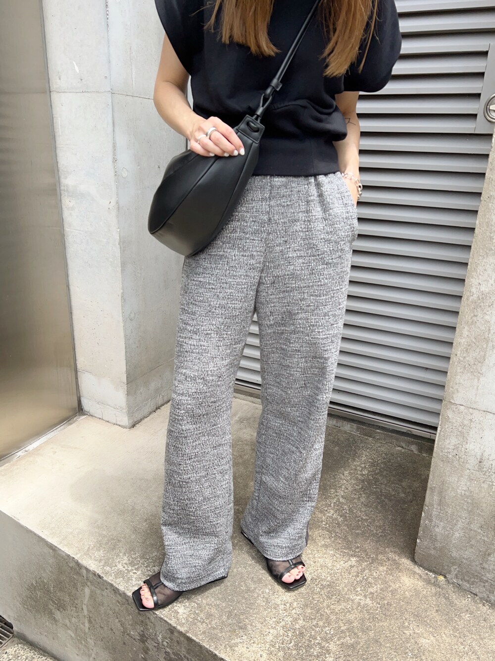 グレー系のその他パンツ、ブラック系のベスト、ブラック系のサンダルを着用したレディースの夏コーディネートの5枚目の写真
