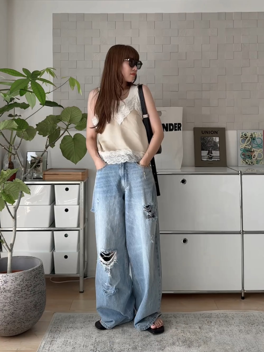 ホワイト系のTシャツ/カットソー、ホワイト系のタンクトップ、ブルー系のデニムパンツを着用したレディースの夏コーディネートの3枚目の写真
