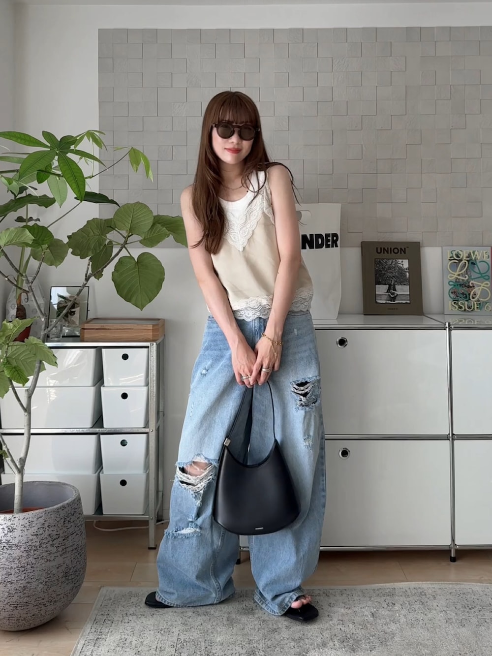 ホワイト系のTシャツ/カットソー、ホワイト系のタンクトップ、ブルー系のデニムパンツを着用したレディースの夏コーディネートの2枚目の写真