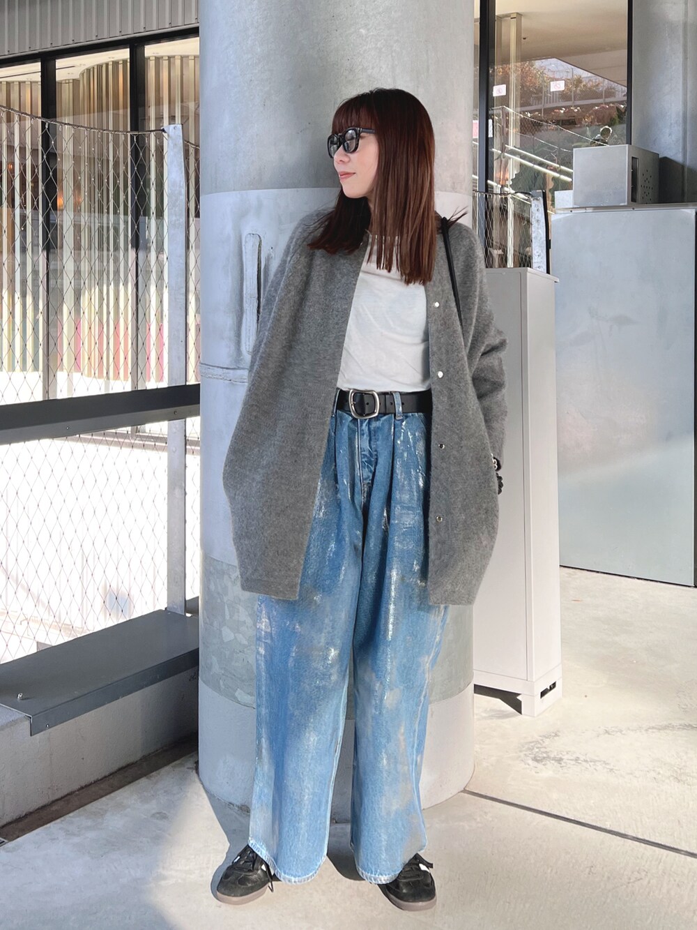 グレー系のその他アウター、ホワイト系のTシャツ/カットソー、ブルー系のデニムパンツを着用したレディースの冬コーディネートの2枚目の写真