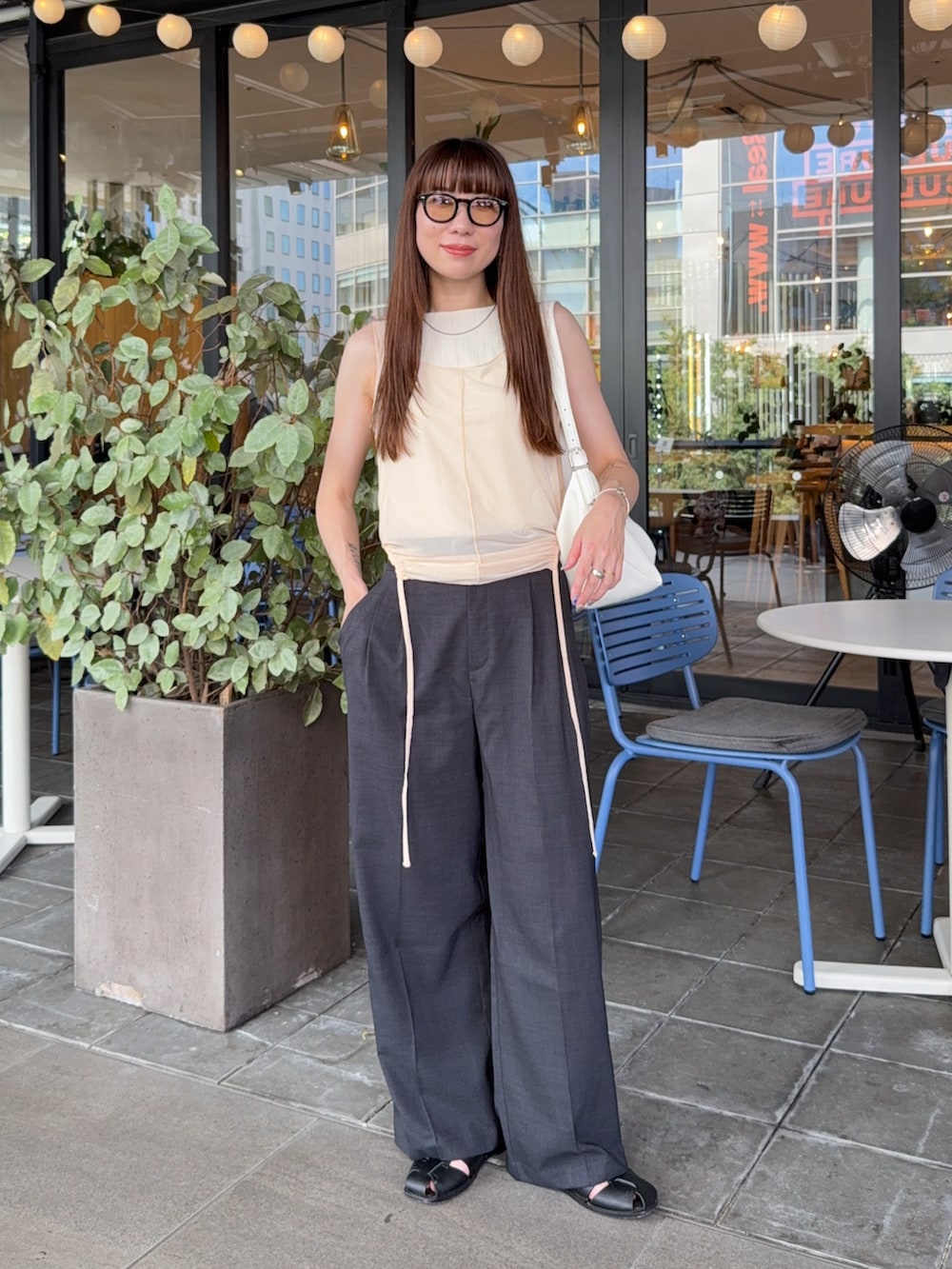 ホワイト系のタンクトップ、ブラック系のその他パンツ、ホワイト系のバッグを着用したレディースの夏コーディネートの2枚目の写真