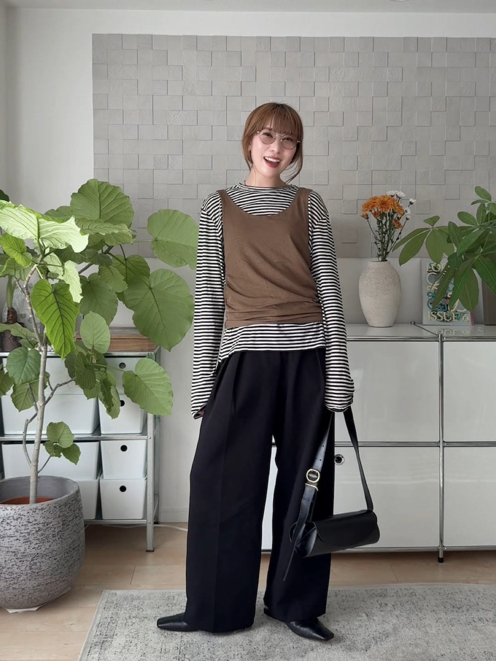 ブラック系のTシャツ/カットソー、ブラック系のその他パンツ、ブラック系のショルダーバッグを着用したレディースの秋コーディネートの3枚目の写真