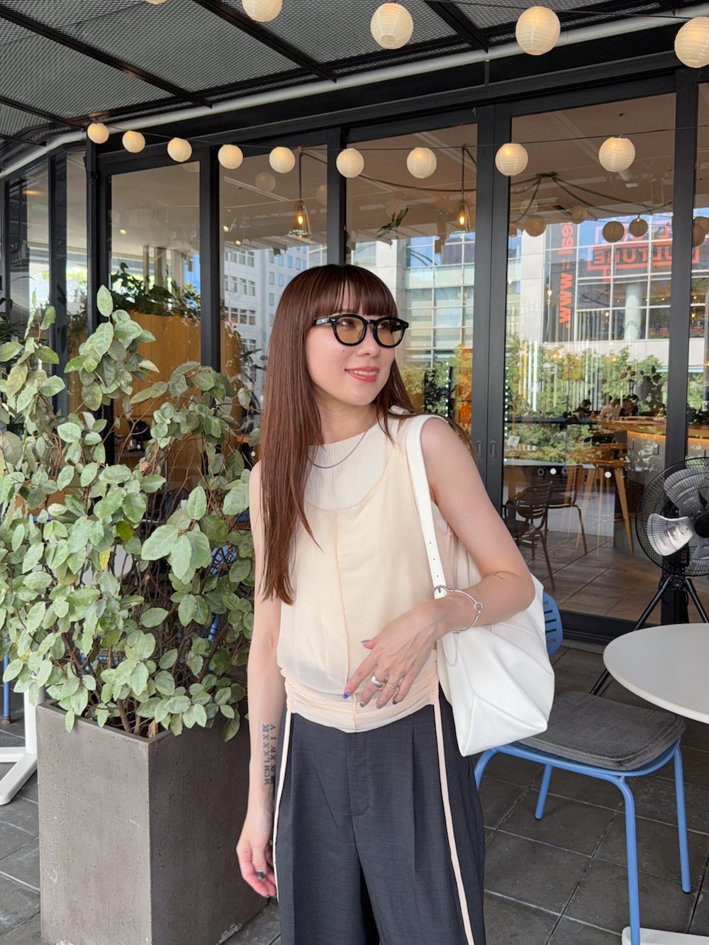 ホワイト系のタンクトップ、ブラック系のその他パンツ、ホワイト系のバッグを着用したレディースの夏コーディネートの3枚目の写真