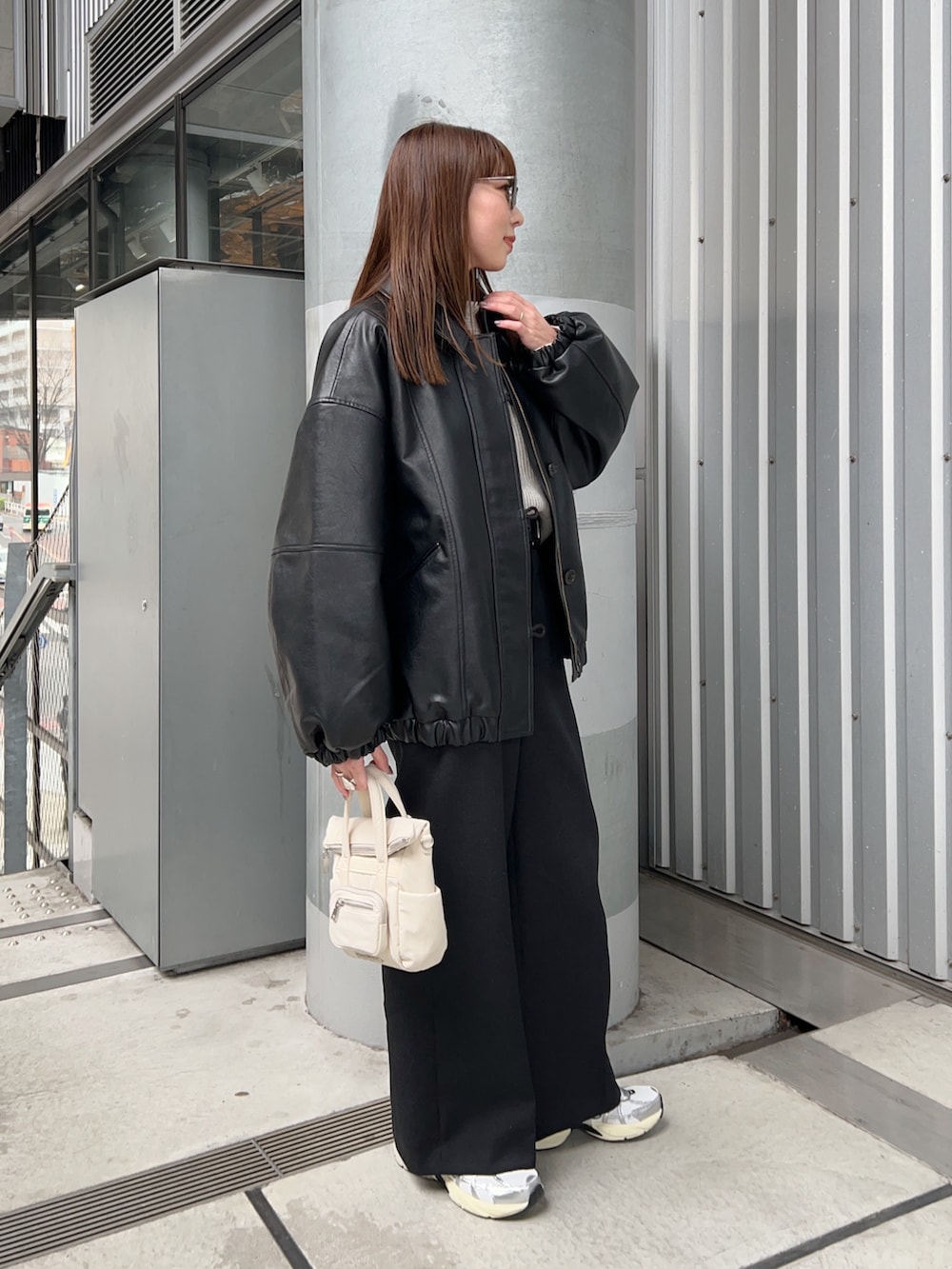 ブラック系のその他アウター、ホワイト系のトップス、ホワイト系のTシャツ/カットソーを着用したレディースの冬コーディネートの3枚目の写真