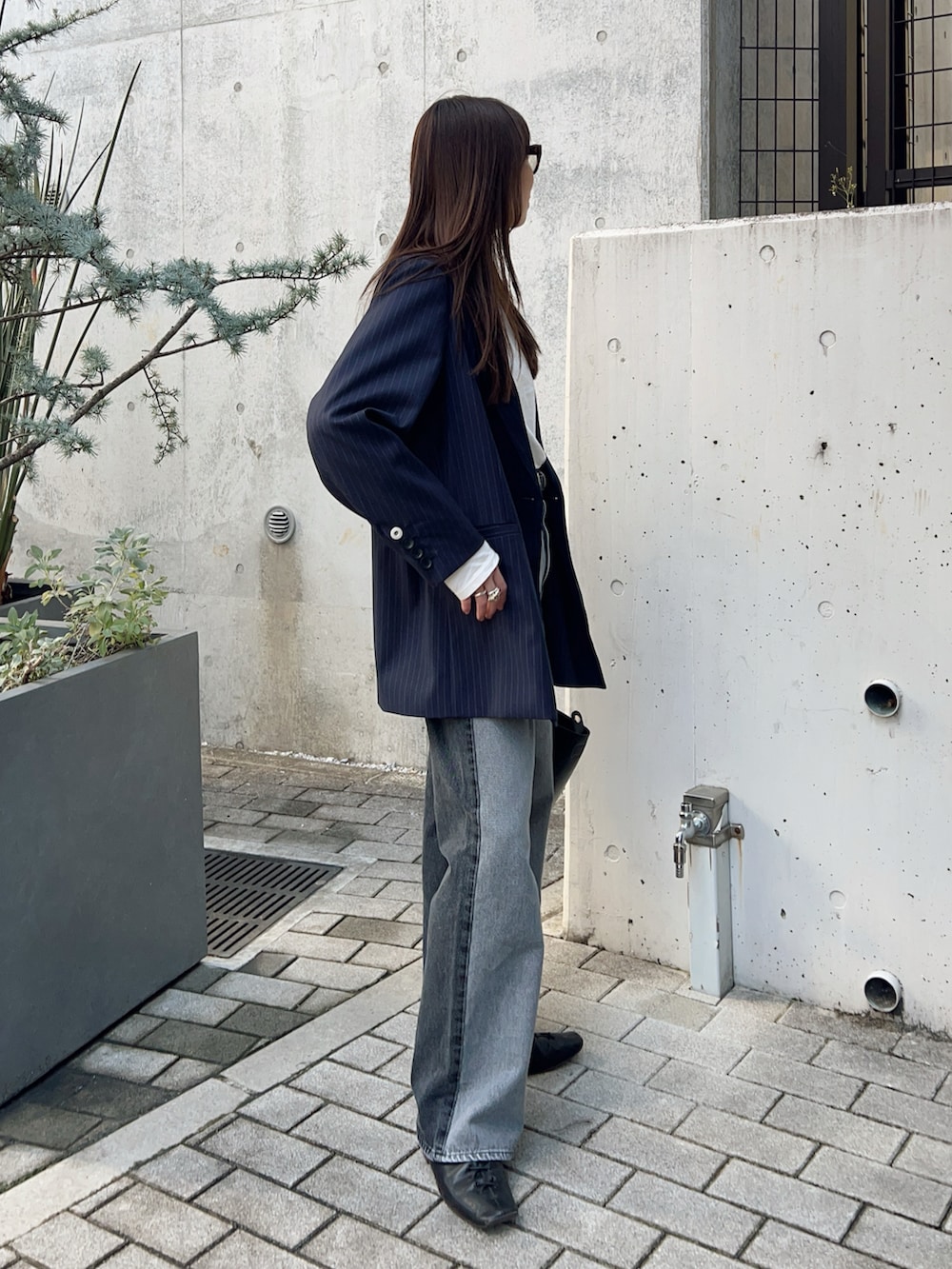 ブルー系のテーラードジャケット、ホワイト系のTシャツ/カットソー、ブラック系のデニムパンツを着用したレディースの春コーディネートの3枚目の写真