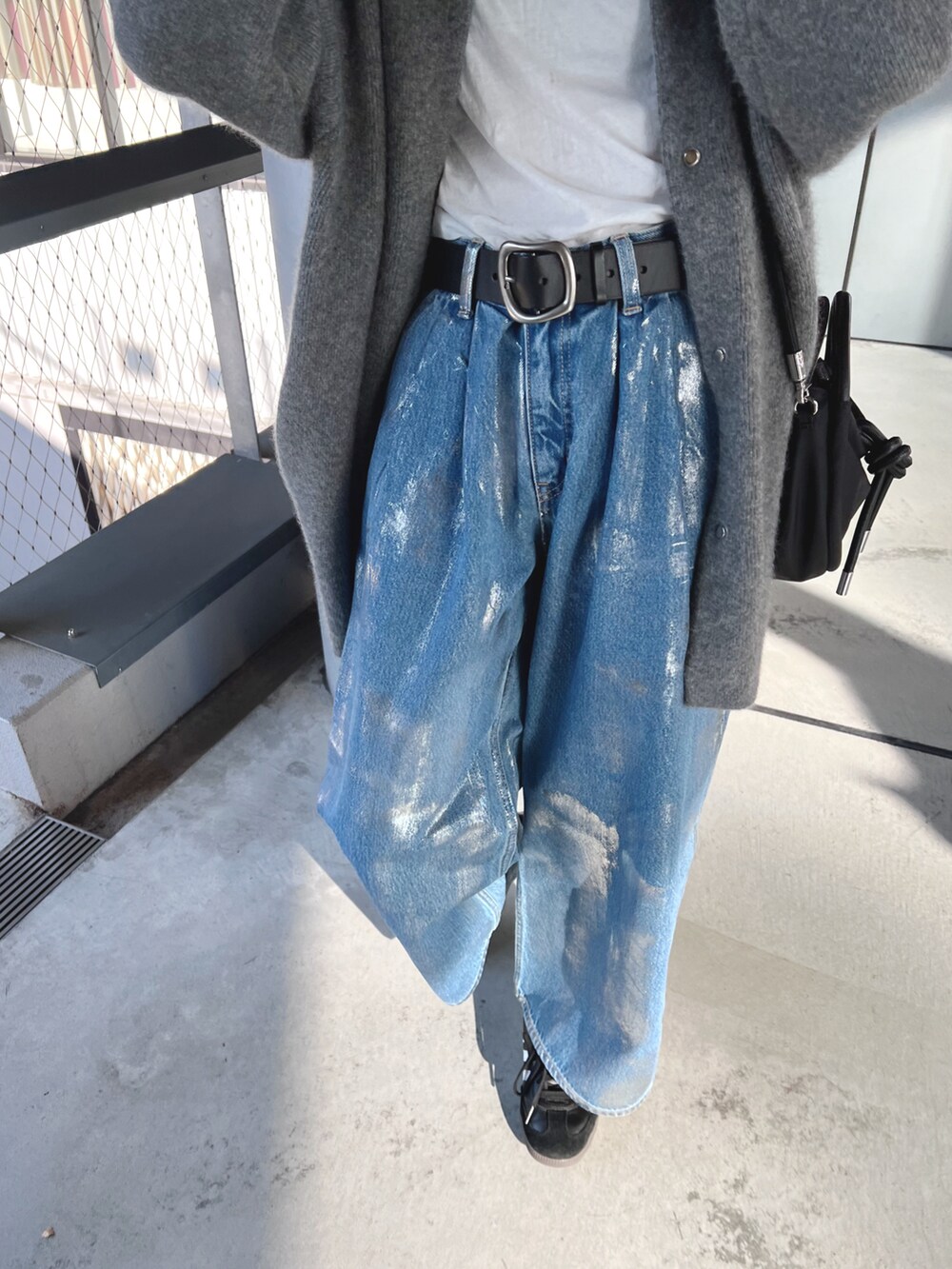 グレー系のその他アウター、ホワイト系のTシャツ/カットソー、ブルー系のデニムパンツを着用したレディースの冬コーディネートの5枚目の写真