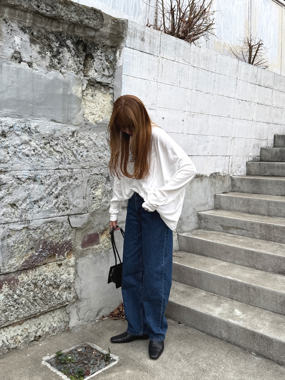 ホワイト系のTシャツ/カットソー、ブラック系のスリッポン、ブラック系のバッグを着用したレディースの春コーディネートの3枚目の写真