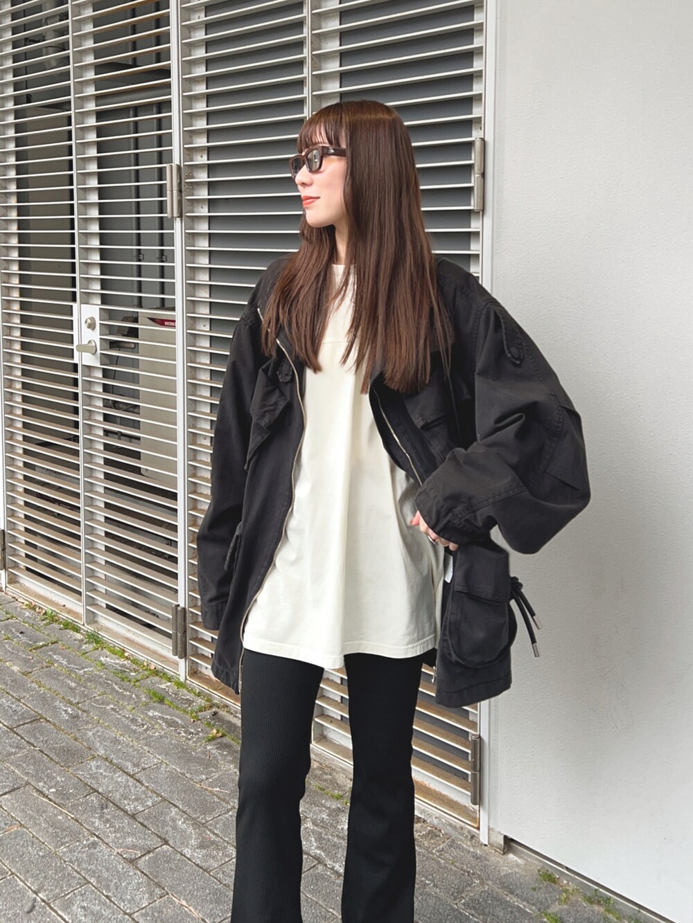 ホワイト系のTシャツ/カットソー、ブラック系のジャケット/アウター、ブラック系のパンツを着用したレディースの春コーディネートの3枚目の写真