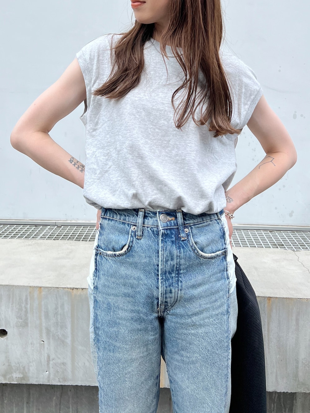 グレー系のTシャツ/カットソー、ブラック系のトートバッグ、ブラック系のスリッポンを着用したレディースの夏コーディネートの4枚目の写真