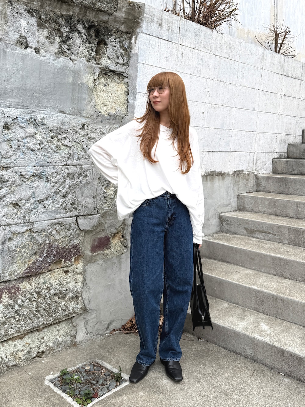 ホワイト系のTシャツ/カットソー、ブラック系のスリッポン、ブラック系のバッグを着用したレディースの春コーディネートの2枚目の写真