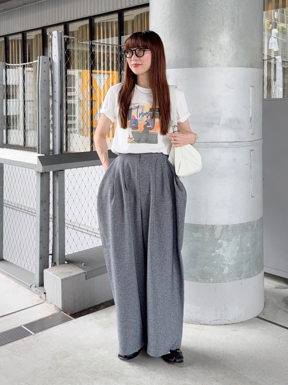 グレー系のその他パンツ、ホワイト系のTシャツ/カットソー、ホワイト系のバッグを着用したレディースの夏コーディネートの2枚目の写真
