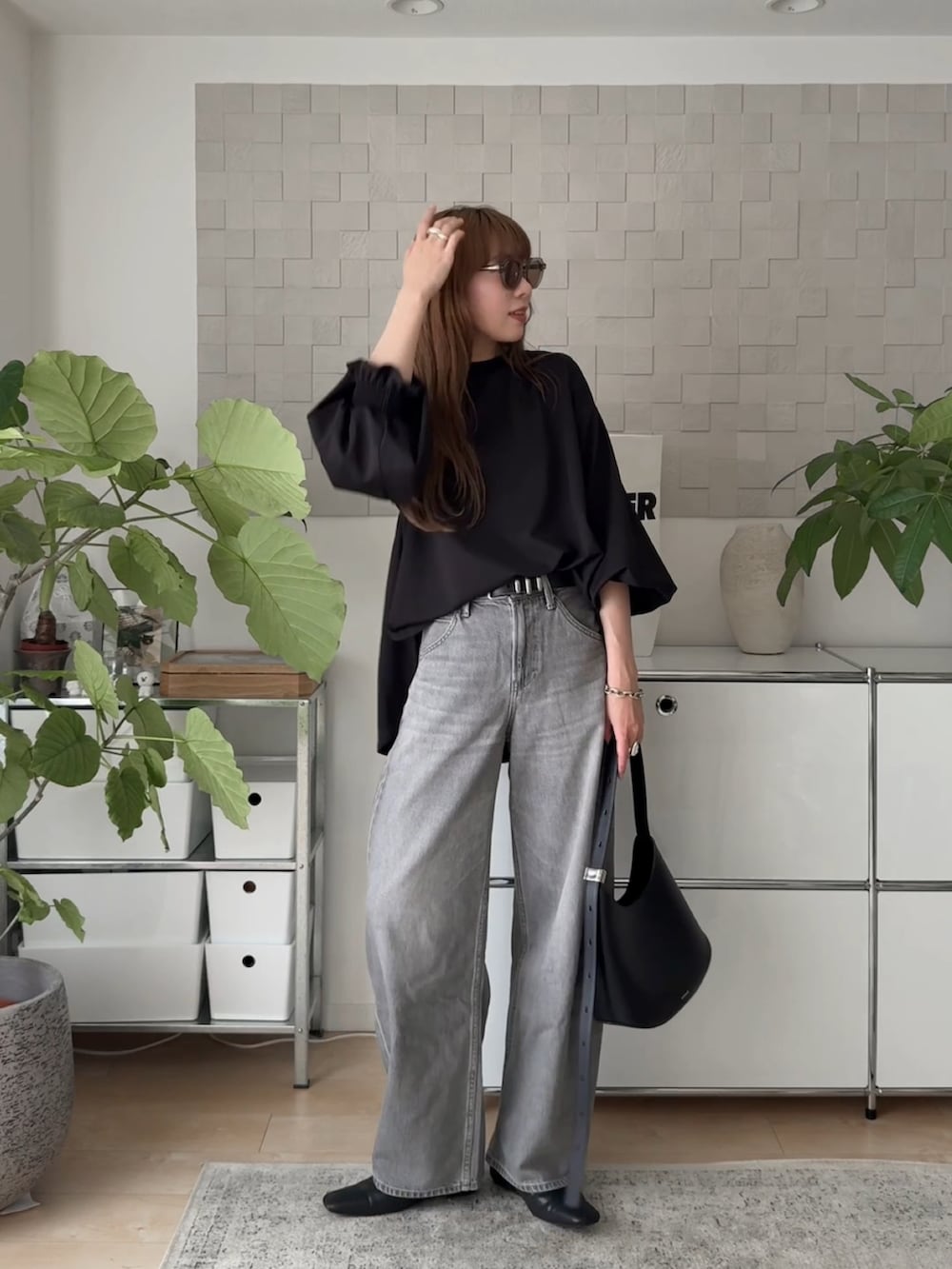 ブラック系のシャツ/ブラウス、ブラック系のスリッポン、グレー系のデニムパンツを着用したレディースの秋コーディネートの3枚目の写真
