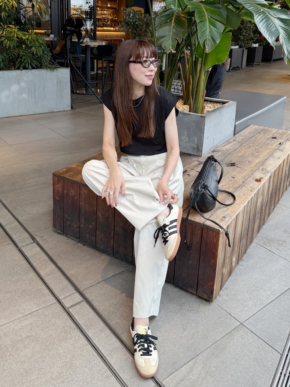 ホワイト系のその他パンツ、ブラック系のTシャツ/カットソー、ホワイト系のスニーカーを着用したレディースの夏コーディネートの2枚目の写真