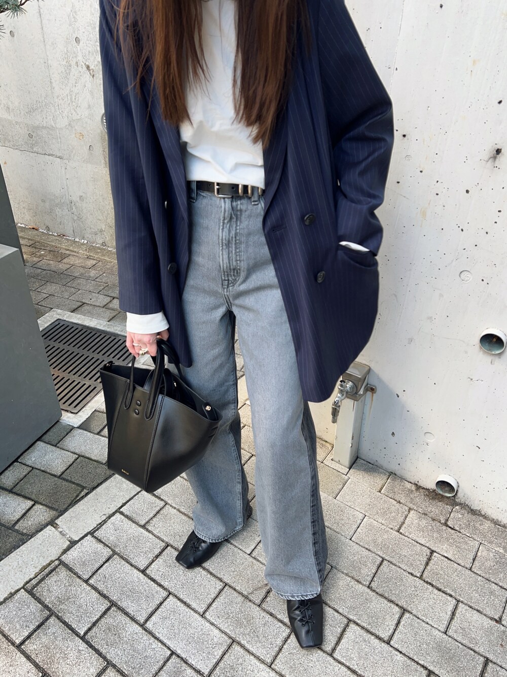 ブルー系のテーラードジャケット、ホワイト系のTシャツ/カットソー、ブラック系のデニムパンツを着用したレディースの春コーディネートの5枚目の写真