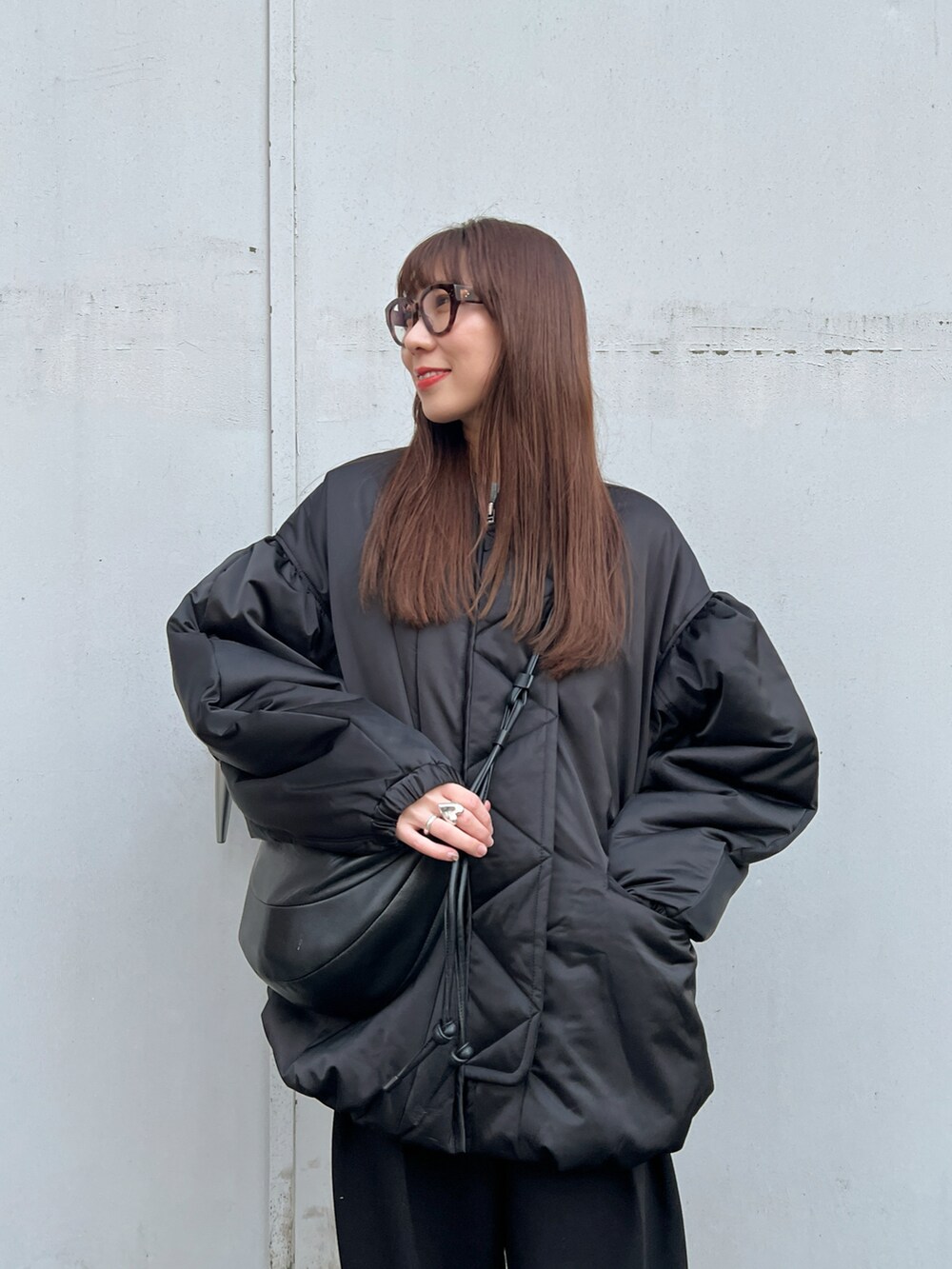 ブラック系のMA-1、ブラック系のその他パンツ、グレー系のスウェットを着用したレディースの冬コーディネートの5枚目の写真