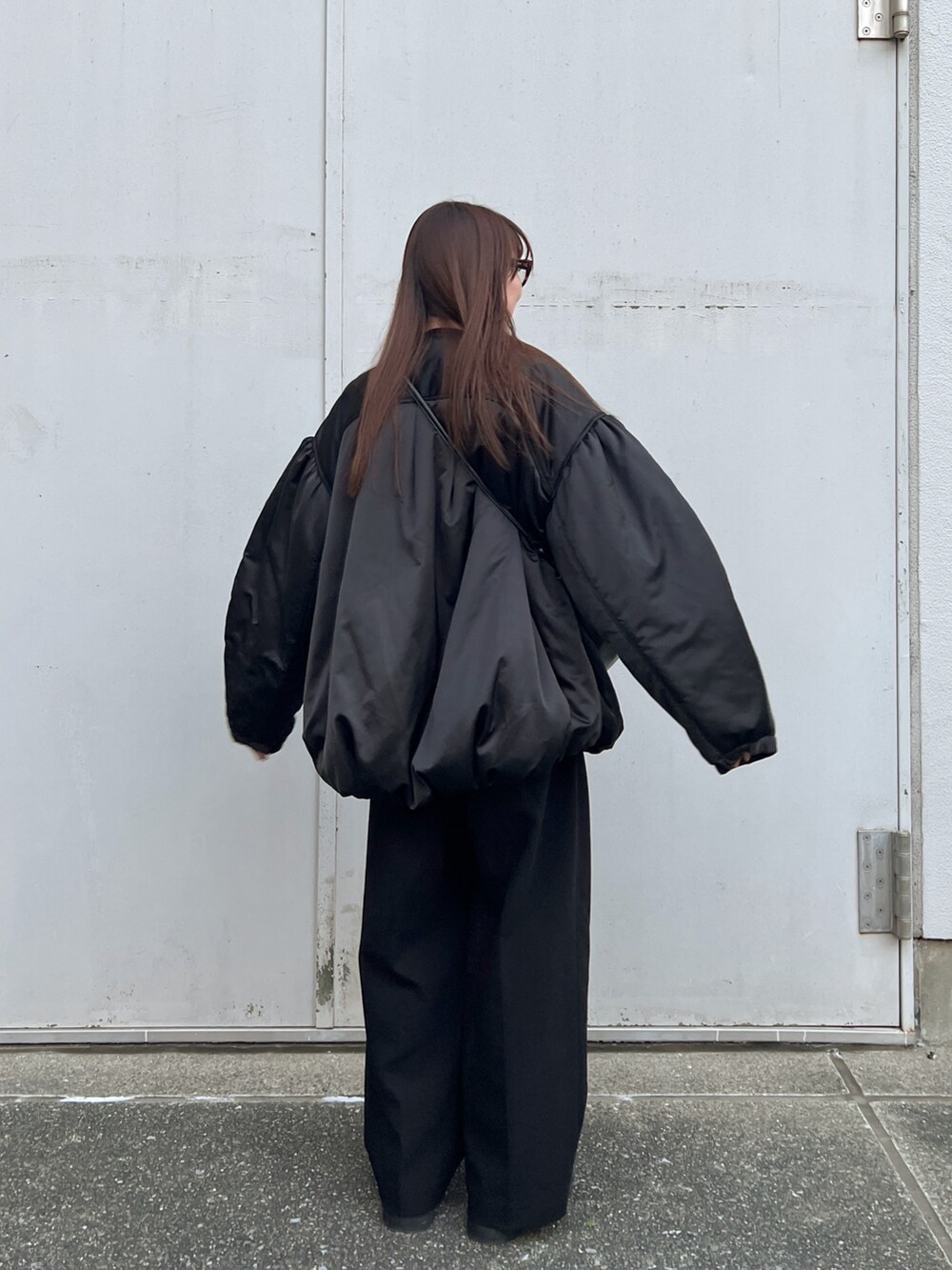 ブラック系のMA-1、ブラック系のその他パンツ、グレー系のスウェットを着用したレディースの冬コーディネートの4枚目の写真