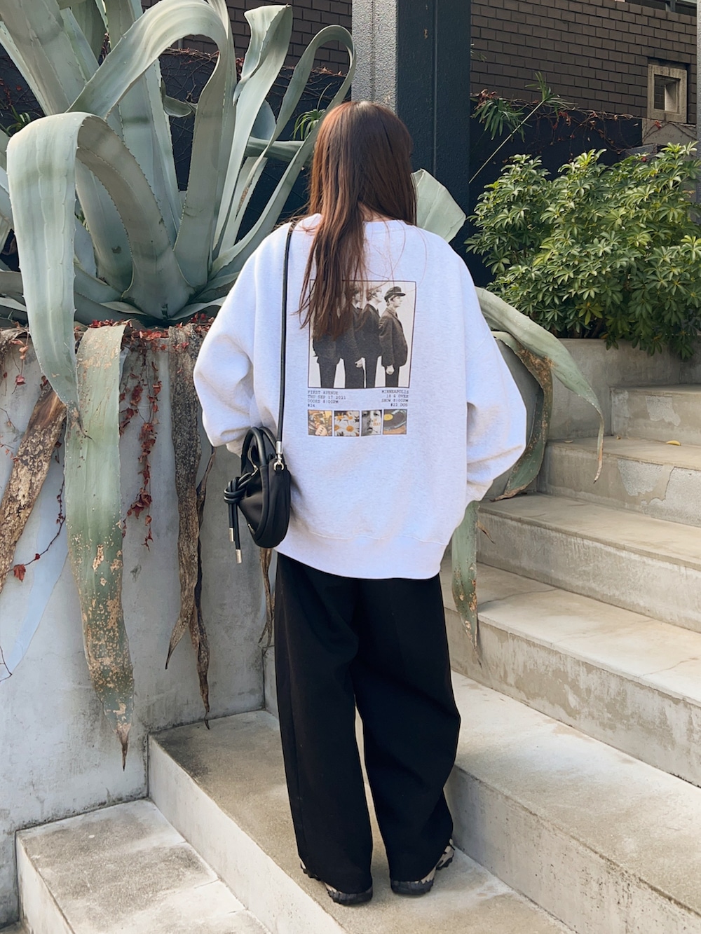 ブラック系のその他パンツ、グレー系のスウェット、ブラック系のショルダーバッグを着用したレディースの冬コーディネートの2枚目の写真