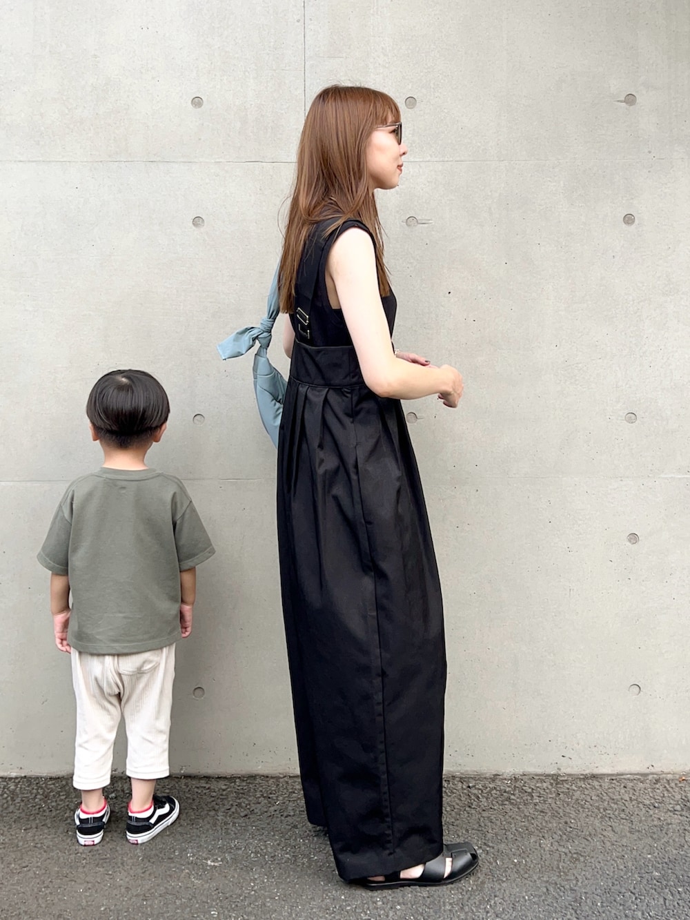 ブラック系のサロペット/オーバーオール、ブラック系のTシャツ/カットソー、ブルー系のショルダーバッグを着用したレディースの夏コーディネートの2枚目の写真