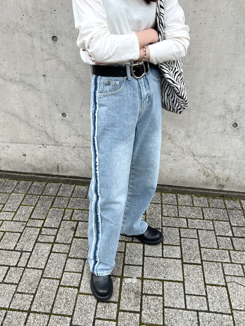 その他のトートバッグ、ホワイト系のTシャツ/カットソー、ブラック系のサンダルを着用したレディースの春コーディネートの4枚目の写真
