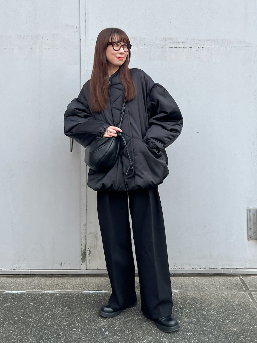 ブラック系のMA-1、ブラック系のその他パンツ、グレー系のスウェットを着用したレディースの冬コーディネートの2枚目の写真