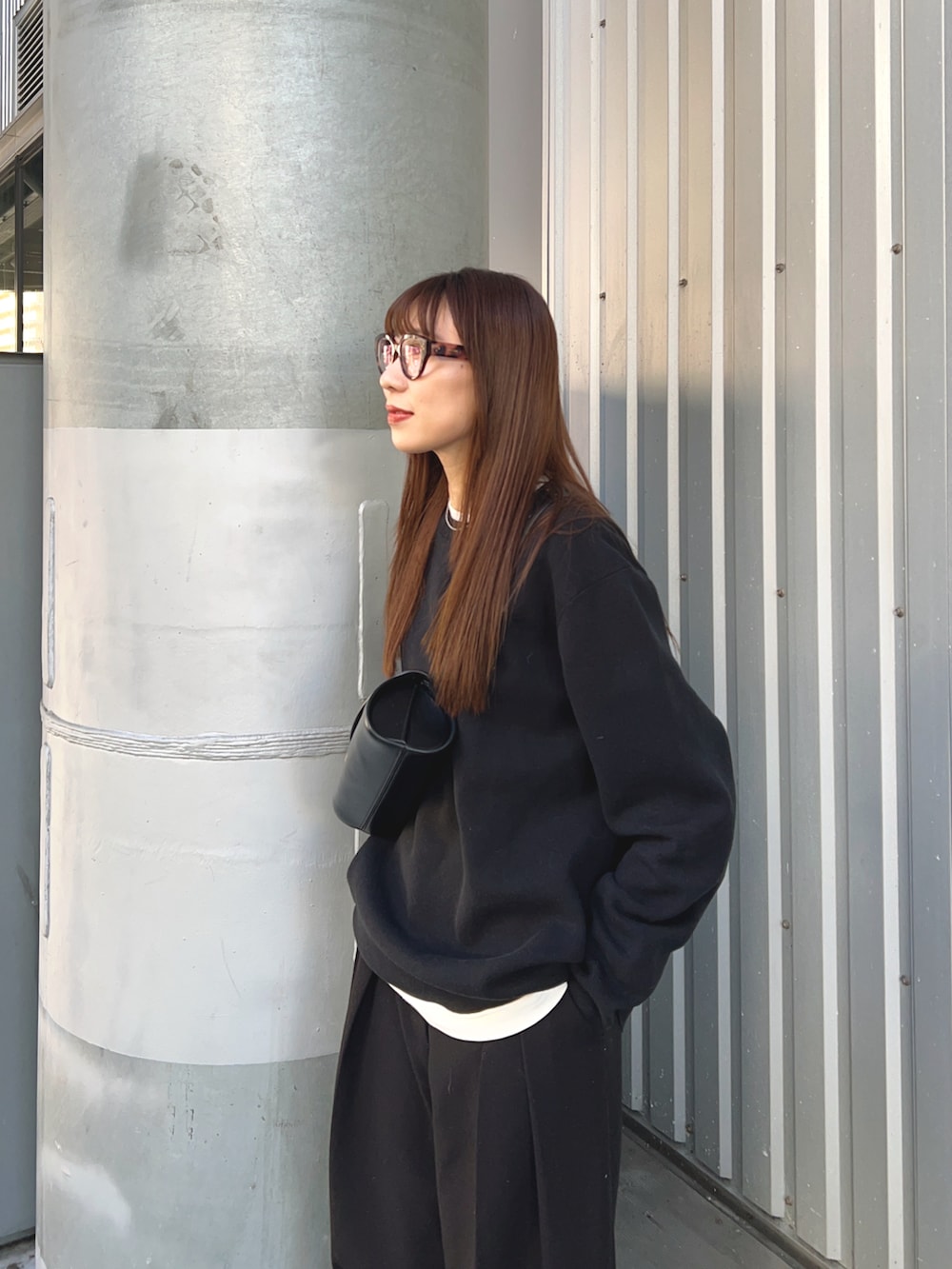 ブラック系のその他パンツ、ブラック系のニット/セーター、ブラック系のショルダーバッグを着用したレディースの冬コーディネートの4枚目の写真