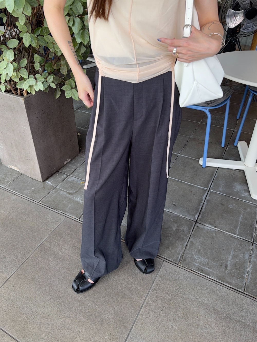 ホワイト系のタンクトップ、ブラック系のその他パンツ、ホワイト系のバッグを着用したレディースの夏コーディネートの4枚目の写真