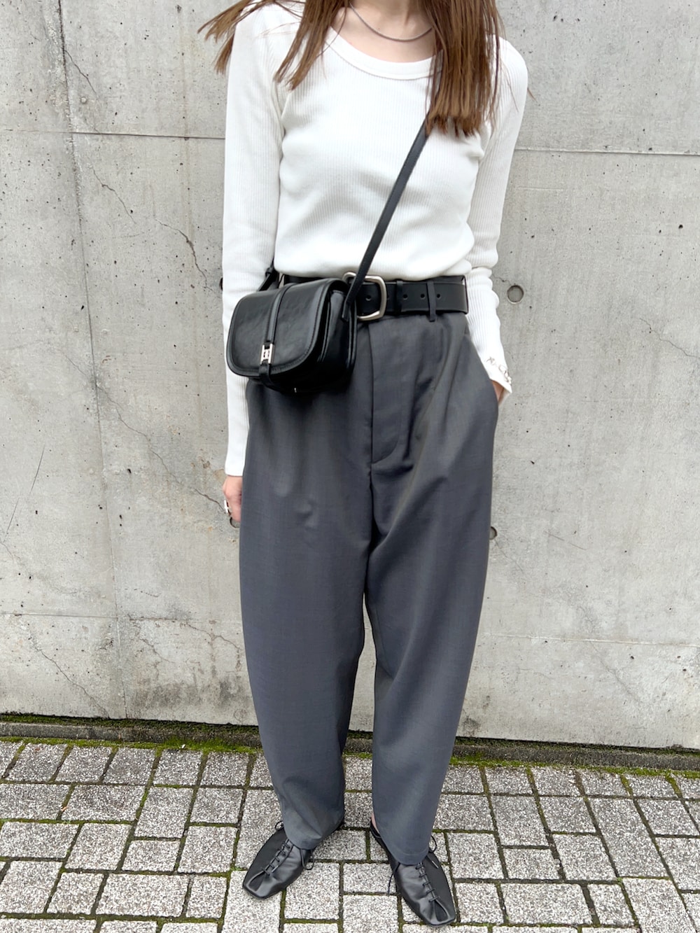ホワイト系のTシャツ/カットソー、グレー系のその他パンツ、ブラック系のスリッポンを着用したレディースの春コーディネートの5枚目の写真