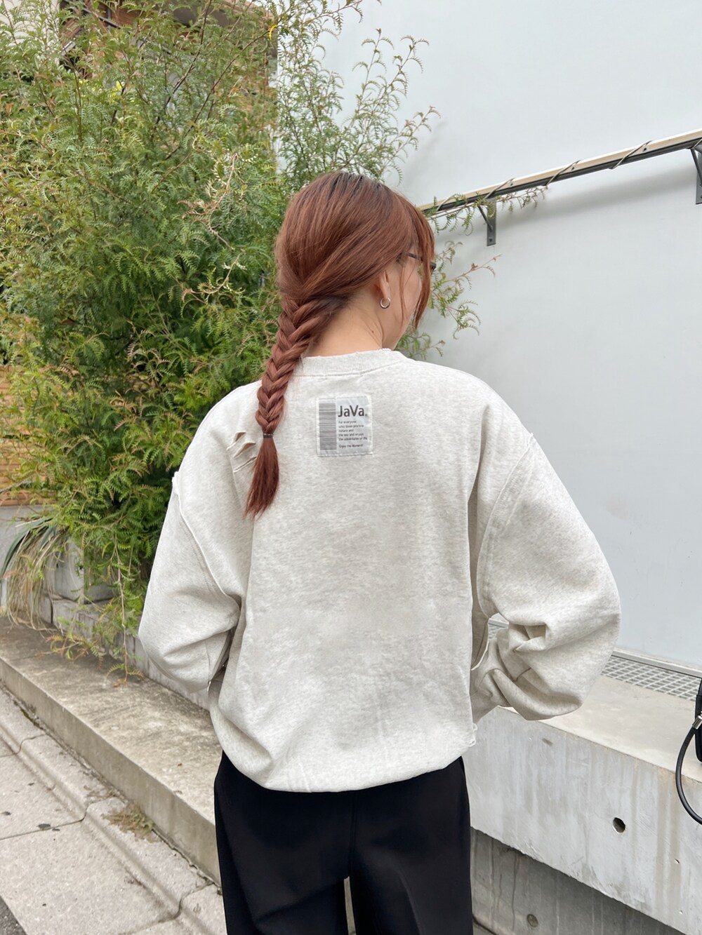 ベージュ系のスウェット、ブラック系のその他パンツ、ブラック系のブーツを着用したレディースの秋コーディネートの4枚目の写真