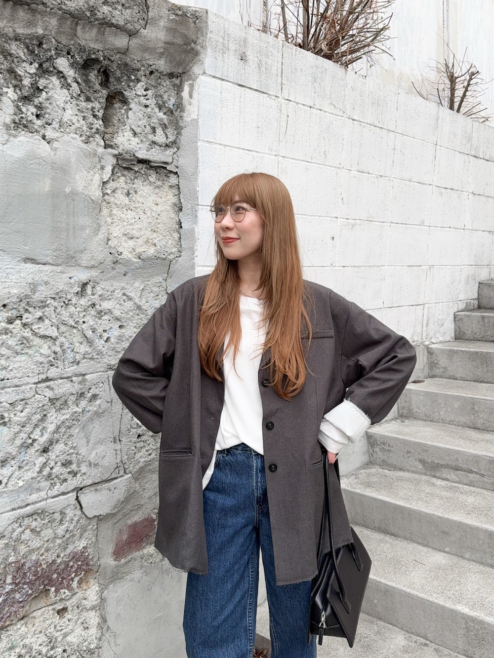 ホワイト系のTシャツ/カットソー、ブラック系のスリッポン、グレー系のジャケット/アウターを着用したレディースの春コーディネートの4枚目の写真