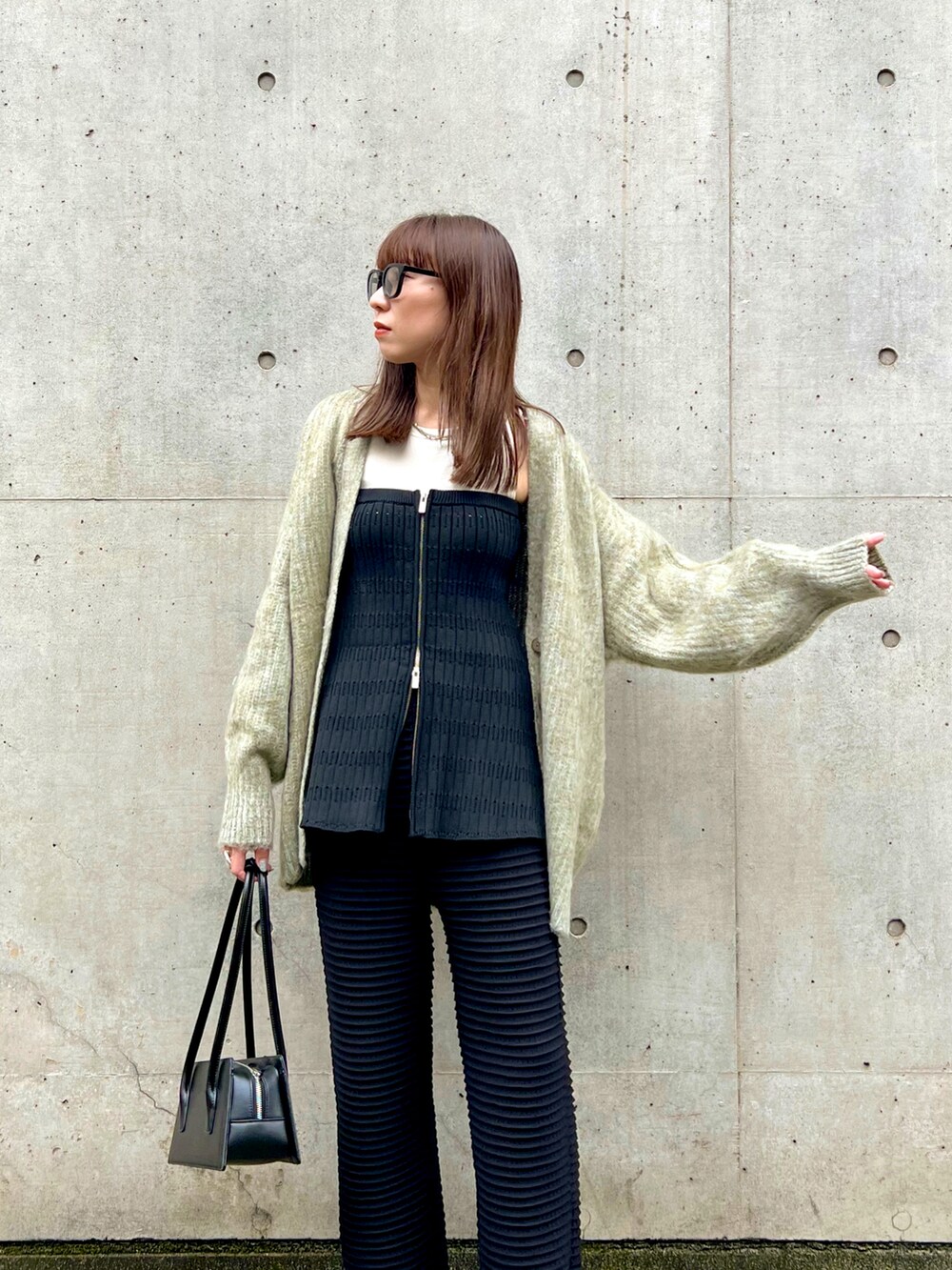 グリーン系のカーディガン/ボレロ、ブラック系のその他パンツ、ブラック系のスラックスを着用したレディースの秋コーディネートの4枚目の写真