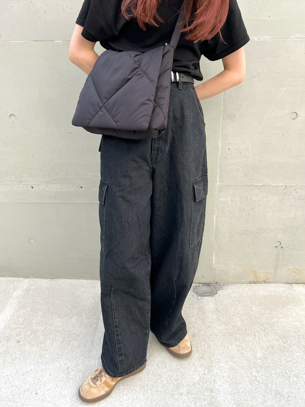 ブラック系のTシャツ/カットソー、グレー系のデニムパンツ、ベージュ系のスニーカーを着用したレディースの秋コーディネートの3枚目の写真
