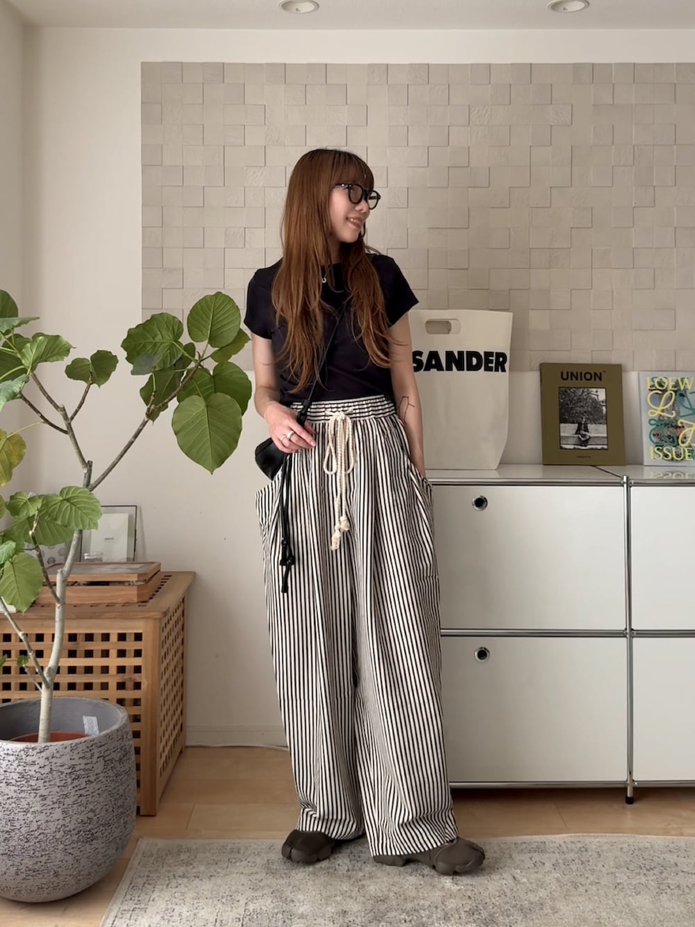 その他のその他パンツ、ブラウン系のスニーカー、ブラック系のTシャツ/カットソーを着用したレディースの夏コーディネートの2枚目の写真