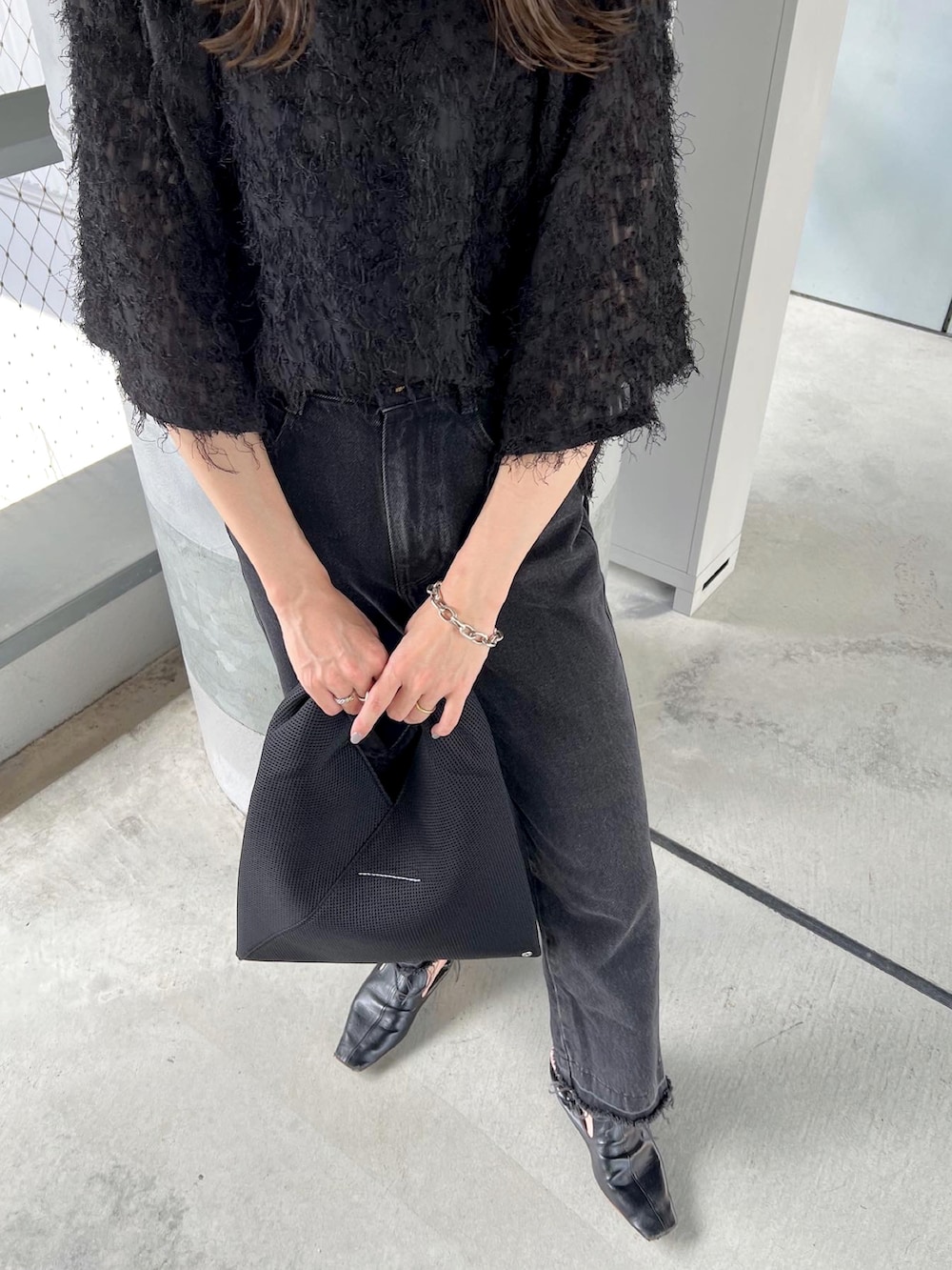 ブラック系のシャツ/ブラウス、ブラック系のデニムパンツ、ブラック系のトートバッグを着用したレディースの秋コーディネートの5枚目の写真