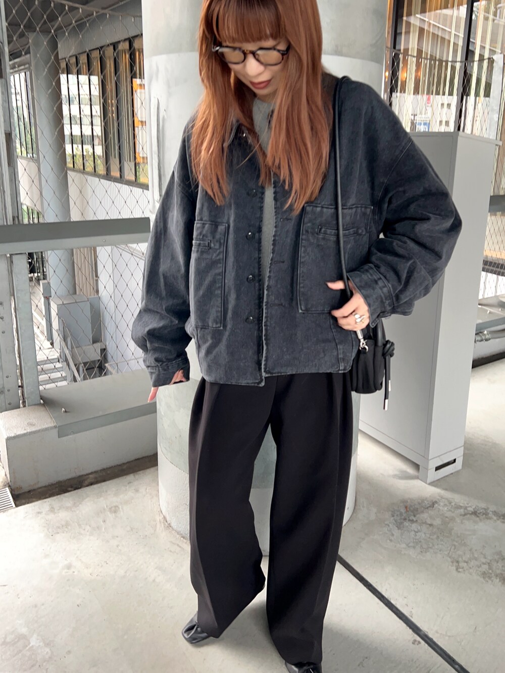 グレー系のスウェット、ブラック系のその他パンツ、ブラック系のショルダーバッグを着用したレディースの秋コーディネートの4枚目の写真