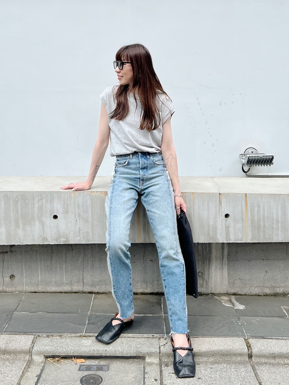 グレー系のTシャツ/カットソー、ブラック系のトートバッグ、ブラック系のスリッポンを着用したレディースの夏コーディネートの2枚目の写真