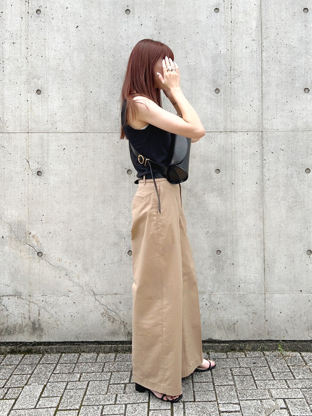 ブラック系のショルダーバッグ、ブラック系のサンダル、ブラック系のタンクトップを着用したレディースの夏コーディネートの3枚目の写真