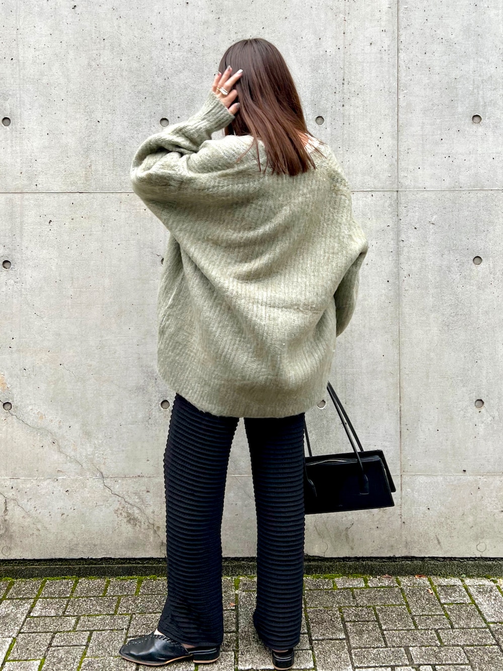 グリーン系のカーディガン/ボレロ、ブラック系のその他パンツ、ブラック系のスラックスを着用したレディースの秋コーディネートの3枚目の写真