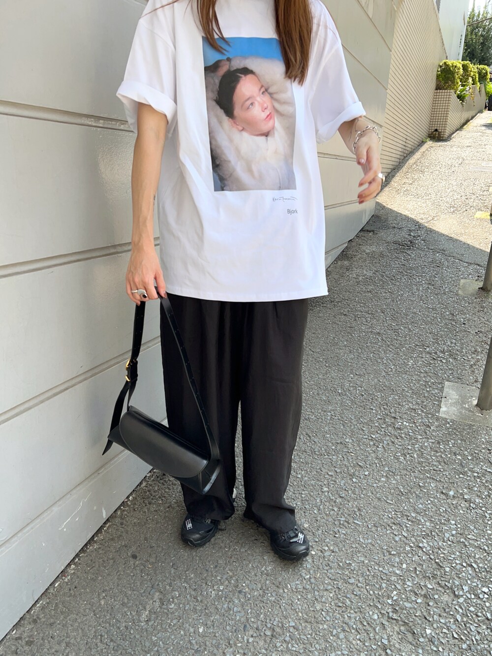 ホワイト系のTシャツ/カットソー、ブラック系のパンツ、ブラック系のショルダーバッグを着用したレディースの夏コーディネートの4枚目の写真