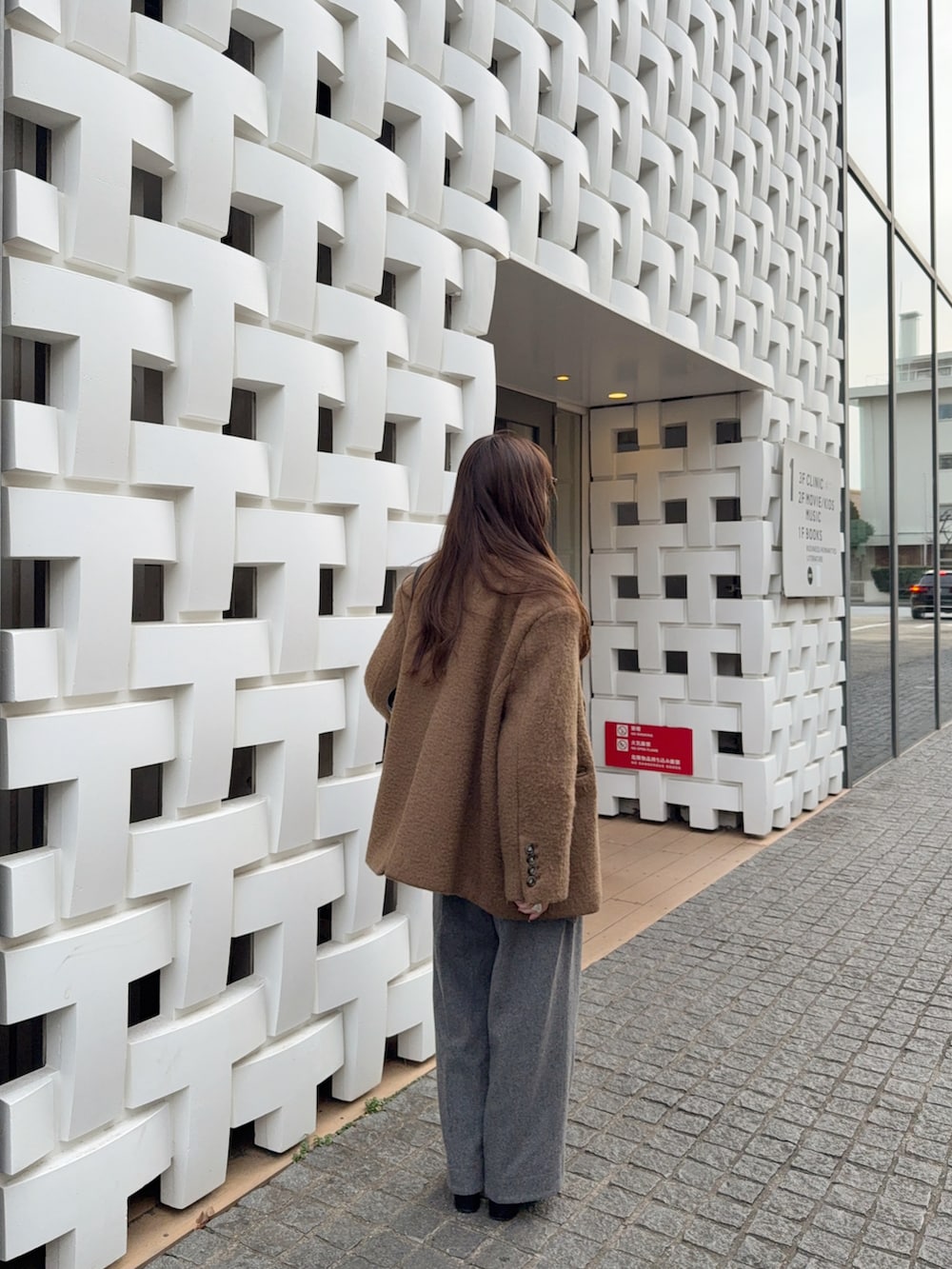 ブラウン系のその他アウター、ホワイト系のニット/セーター、グレー系のその他パンツを着用したレディースの冬コーディネートの4枚目の写真