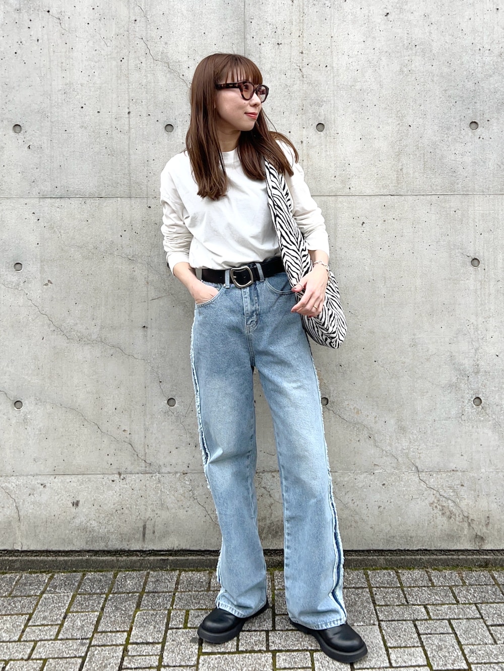 その他のトートバッグ、ホワイト系のTシャツ/カットソー、ブラック系のサンダルを着用したレディースの春コーディネートの3枚目の写真