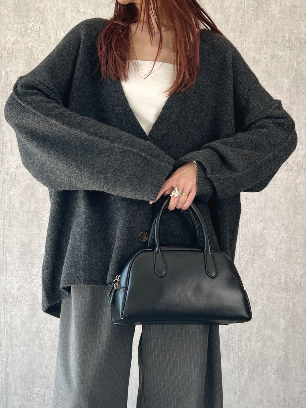 グレー系のカーディガン/ボレロ、グレー系のスラックス、ブラック系のスリッポンを着用したレディースの秋コーディネートの4枚目の写真