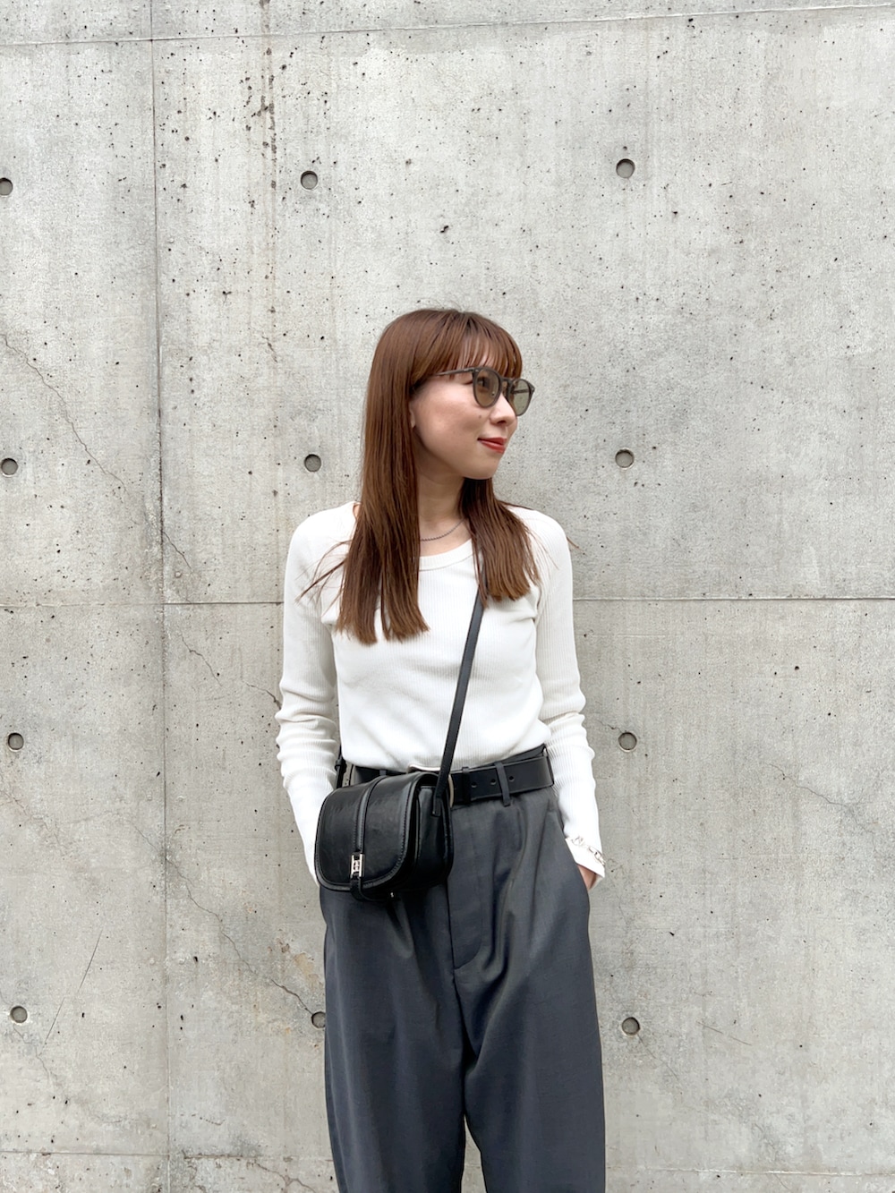 ホワイト系のTシャツ/カットソー、グレー系のその他パンツ、ブラック系のスリッポンを着用したレディースの春コーディネートの4枚目の写真