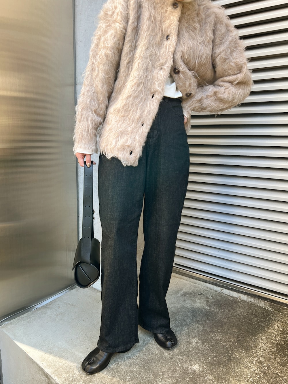 「ニット、ニットカーディガン、デニム、デニムパンツ、シンプルコーデ、シンプル、ブーツ、きれいめカジュアル、大人カジュアル、ゆるコーデ、秋コーデ、秋冬コーデ、カーディガン、パンツスタイル、カーブパンツ」｜「STYLEMIXERのヘアリーカールクルーニットカーデ（カーディガン/ボレロ、ホワイト系）」を使った、MINAEさん（骨格ナチュラル・レディース・160cm）の秋コーディネートの4枚目の写真