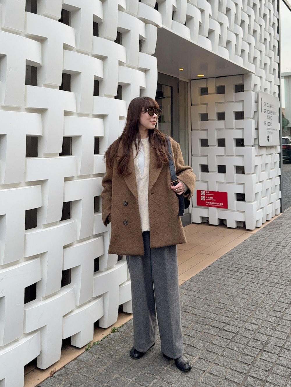 ブラウン系のその他アウター、ホワイト系のニット/セーター、グレー系のその他パンツを着用したレディースの冬コーディネートの2枚目の写真