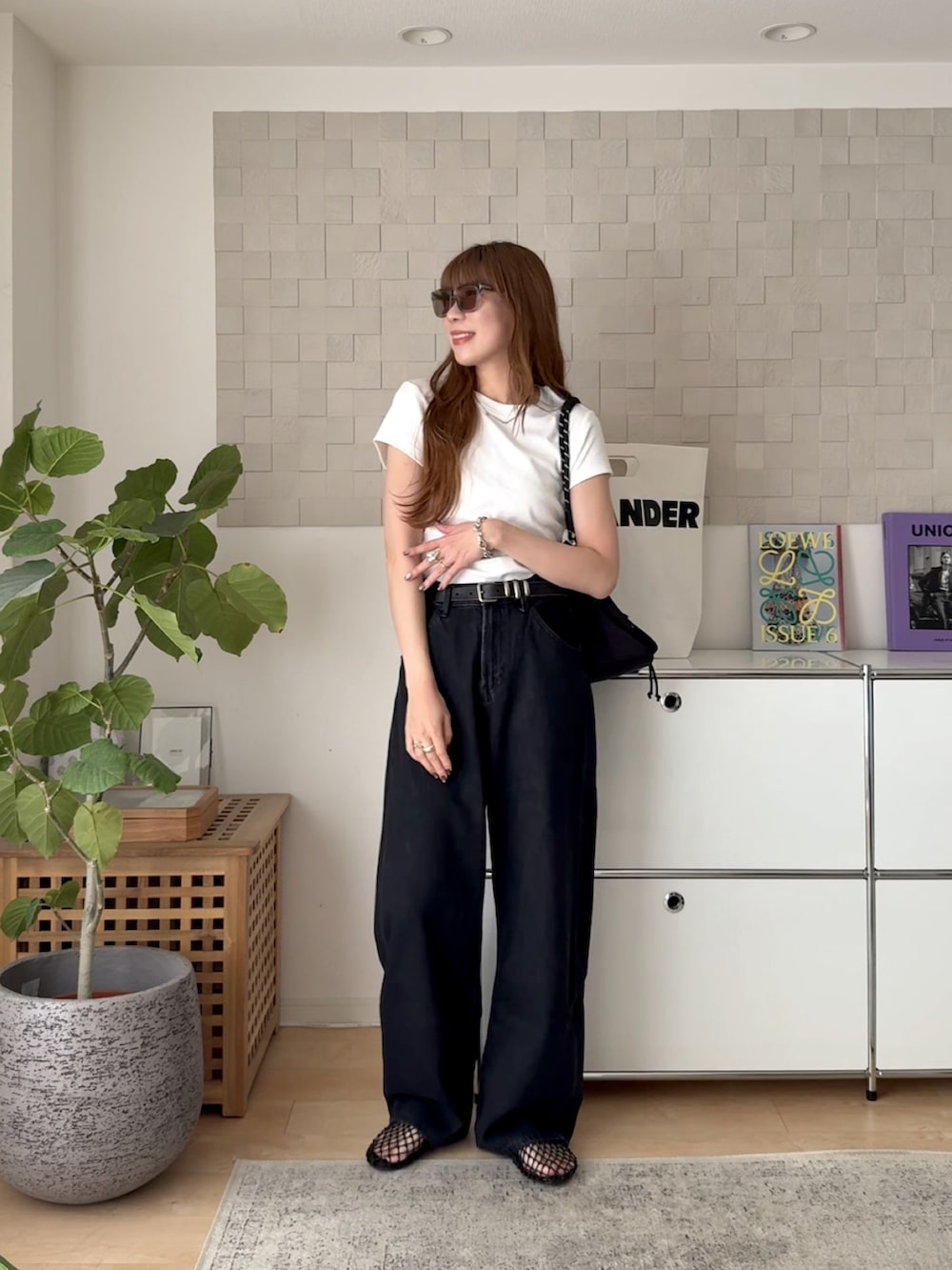 ホワイト系のTシャツ/カットソー、ブラック系のサンダル、ブラック系のショルダーバッグを着用したレディースの春コーディネートの3枚目の写真