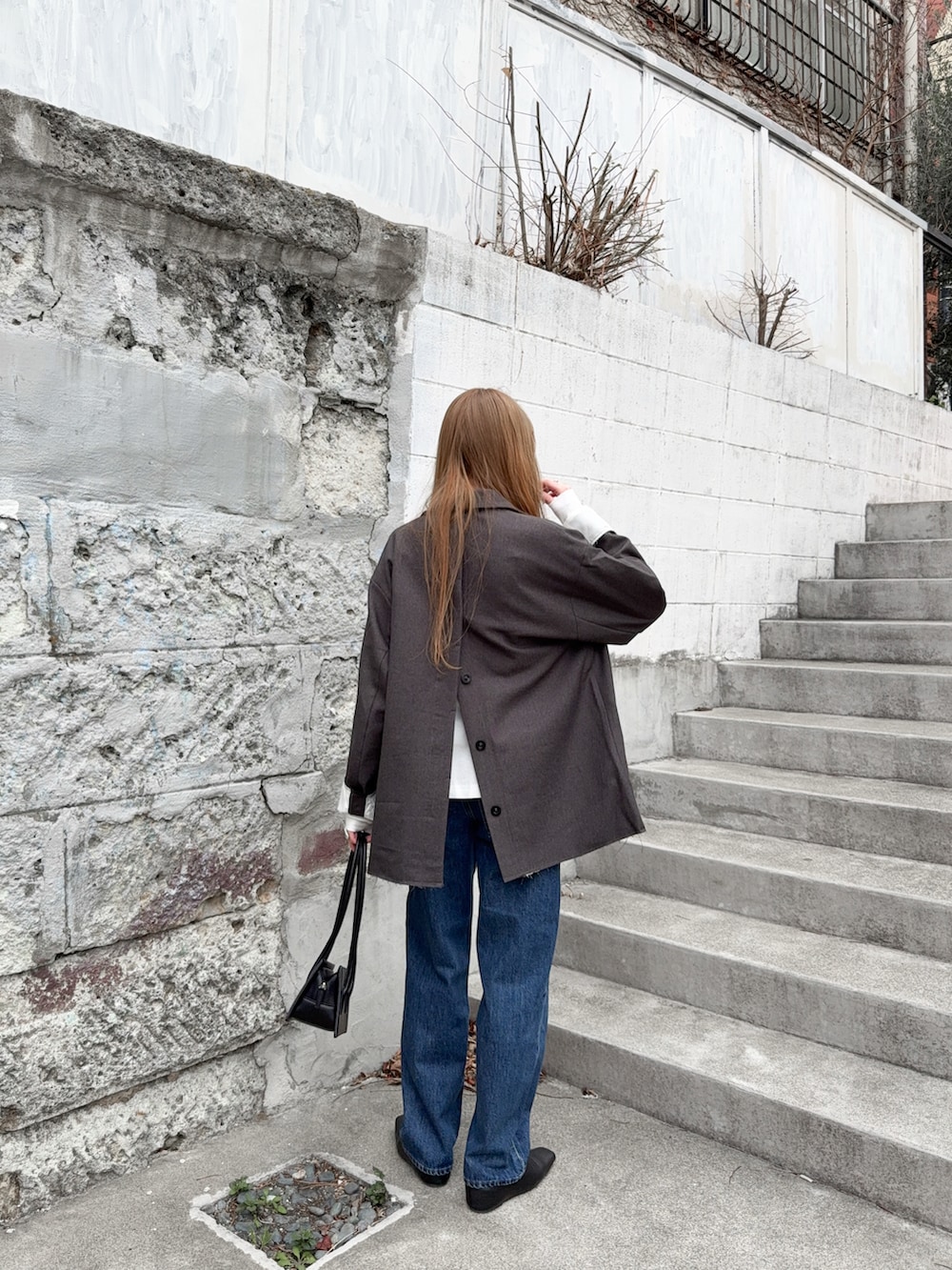 ホワイト系のTシャツ/カットソー、ブラック系のスリッポン、グレー系のジャケット/アウターを着用したレディースの春コーディネートの3枚目の写真