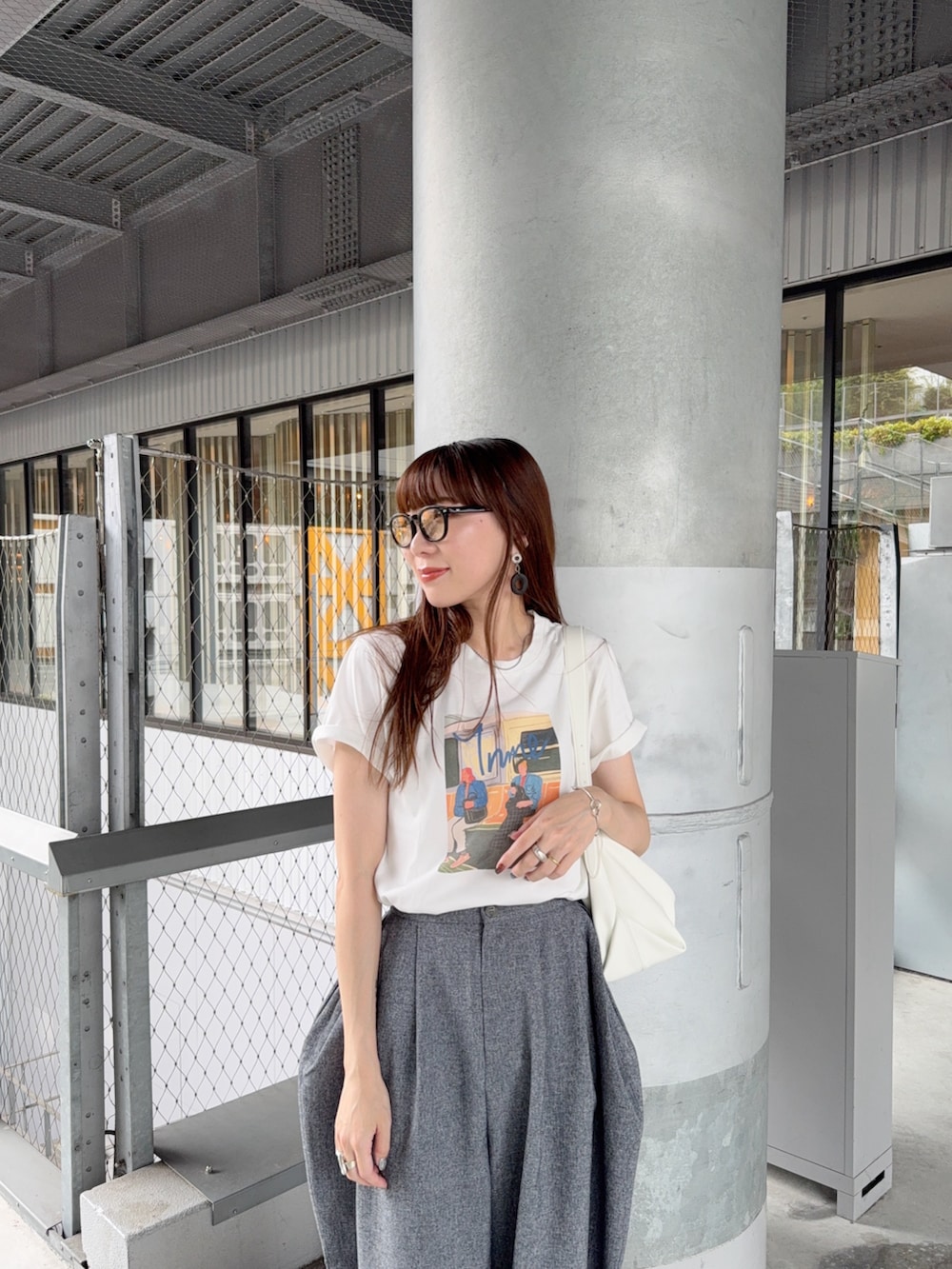 グレー系のその他パンツ、ホワイト系のTシャツ/カットソー、ホワイト系のバッグを着用したレディースの夏コーディネートの4枚目の写真