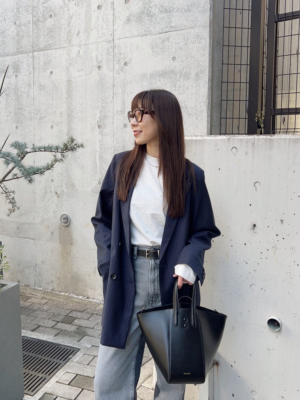 ブルー系のテーラードジャケット、ホワイト系のTシャツ/カットソー、ブラック系のデニムパンツを着用したレディースの春コーディネートの4枚目の写真