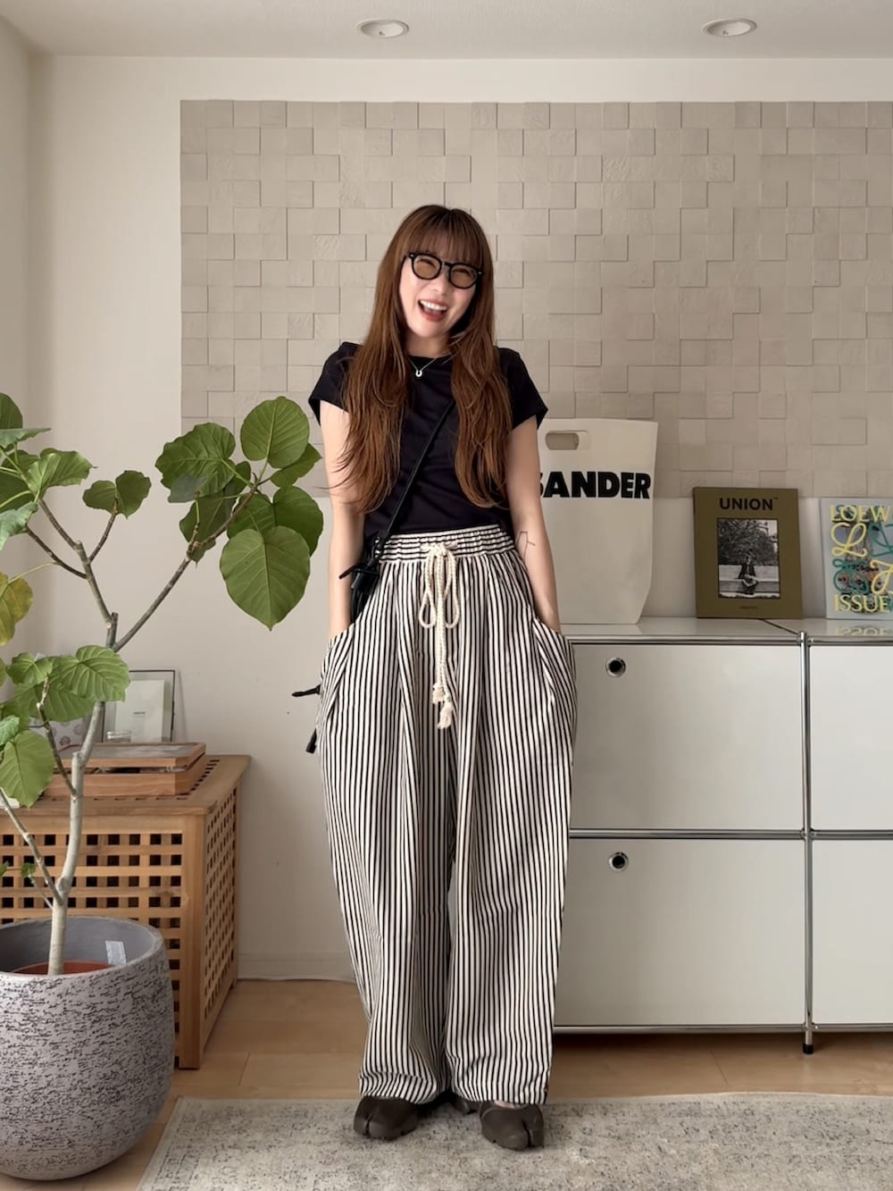その他のその他パンツ、ブラウン系のスニーカー、ブラック系のTシャツ/カットソーを着用したレディースの夏コーディネートの3枚目の写真
